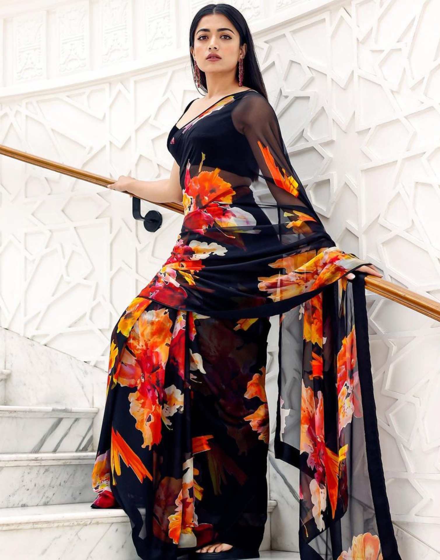 Rashmika Mandanna looks gorgeous in saree at Airport l #rashmikamandanna -  YouTube