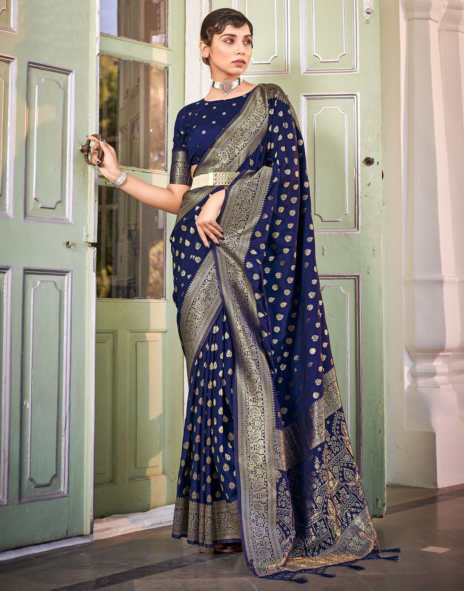 Exuberant Navy Blue Banarasi Silk Saree With Symmetrical Blouse Piece –  LajreeDesigner