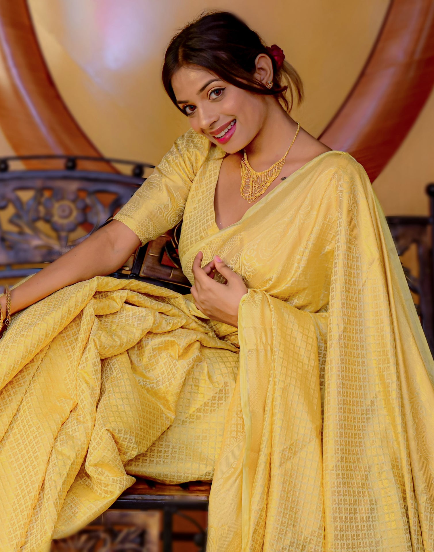 Mouni Roy Looks Ethereal as She Flaunts Her 'Bongo Bala' Avatar in Golden  Silk Saree This Durga Puja | India.com