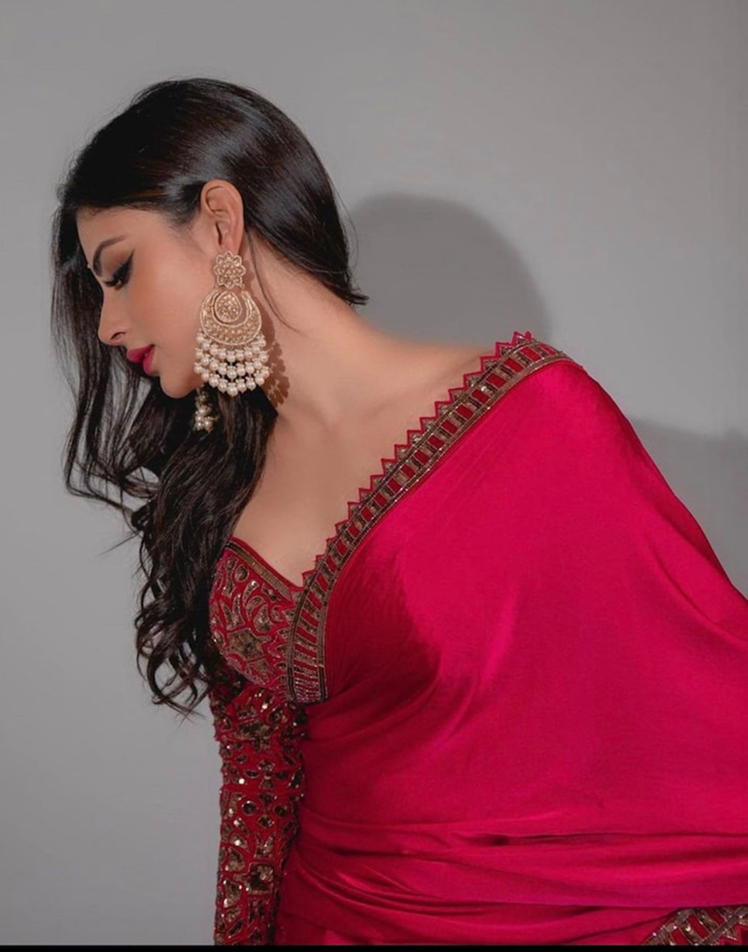 Different Ways To Style Your Simple Plain Sarees -Storyvogue.com | Indian  beauty saree, Beautiful girls dresses, Beautiful outfits